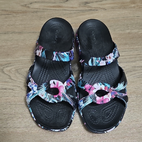 CROCS Shoes - Crocs Floral Black Sandals. 10w.